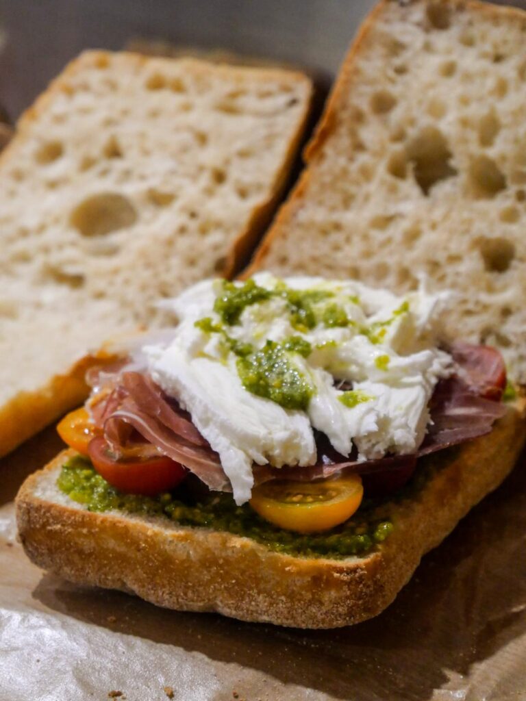 Ciabatta, Pesto de Pistaches, Tomates Cerises, Stracciatella