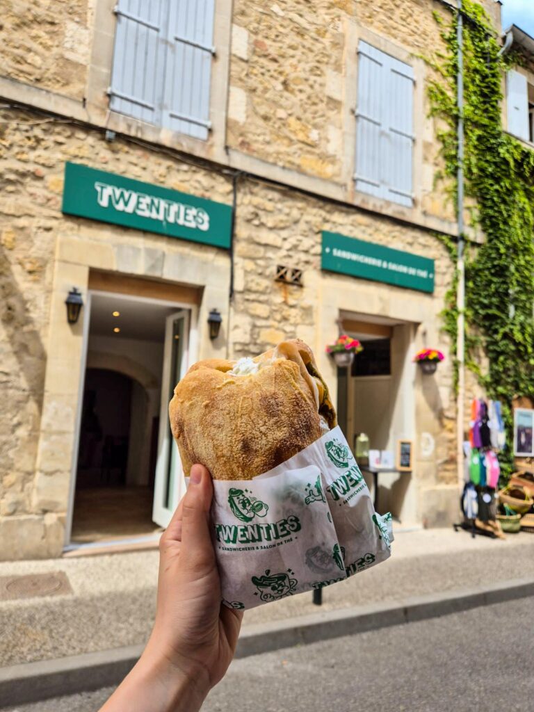 sandwich à emporter devant l'enseigne