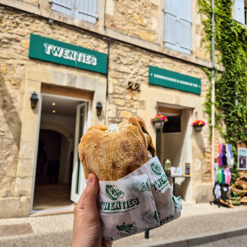 sandwich à emporter devant l'enseigne