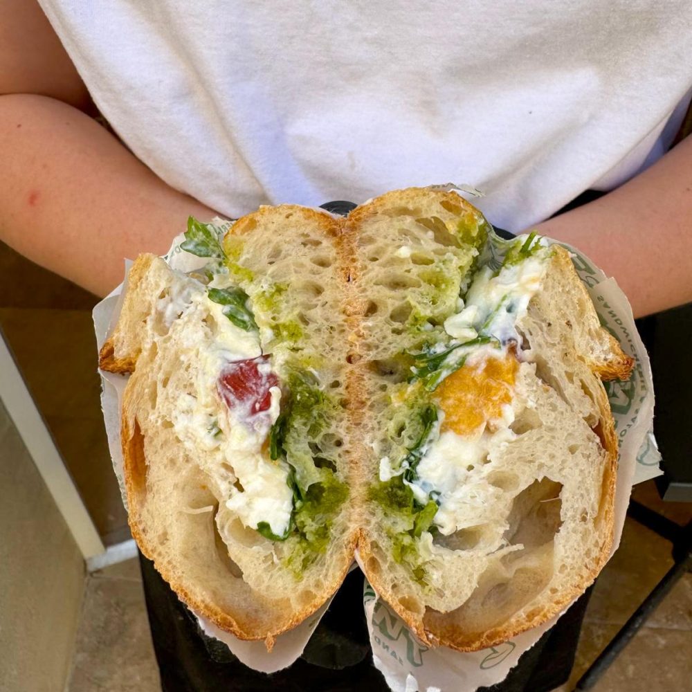 Pain coupé en deux avec oeuf pesto fromage